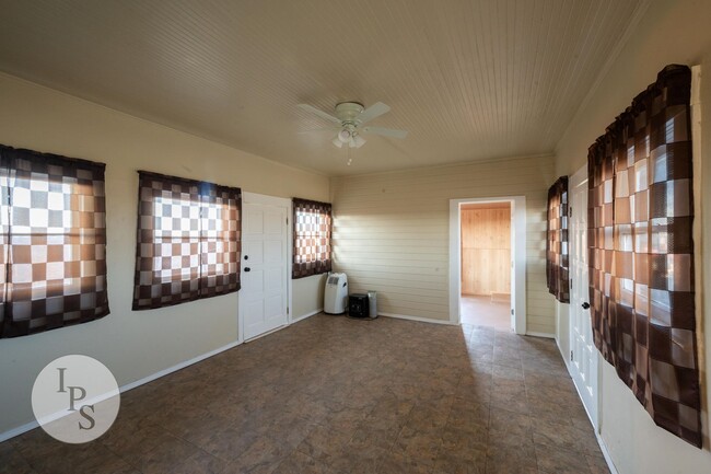 Building Photo - Fresno Westside Farm Home, 3BR/1BA, Built ...