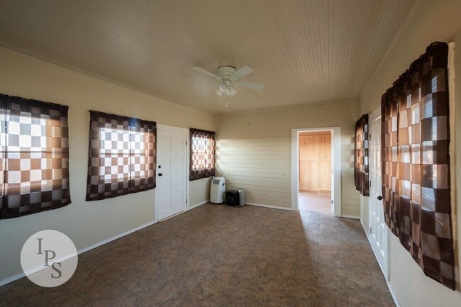 Building Photo - Fresno Westside Farm Home, 3BR/1BA, Built 1925 – Modern Updates!