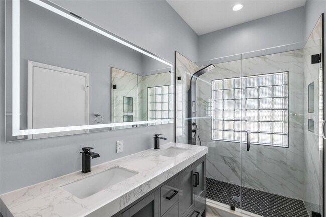 Building Photo - 716 Juniper Ln