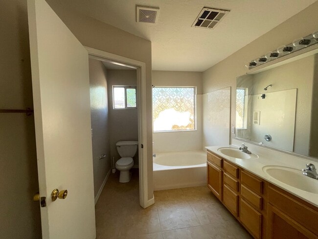 Building Photo - Location, Location, Location Gilbert 3+Den, 2 Bath, 2CG.