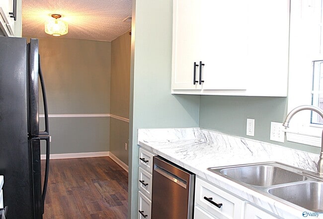 Building Photo - 101 Cresent Circle