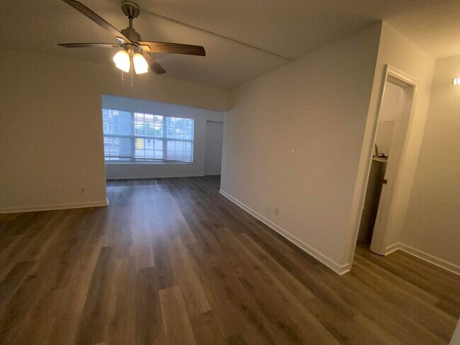 Building Photo - 102 N Lakeside Dr