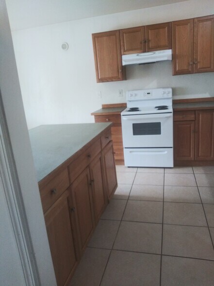 Kitchen - 1927 E Desmet Ave