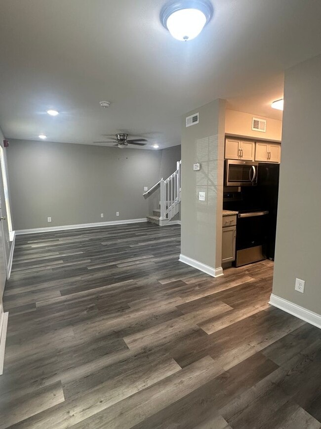Building Photo - Stylish 2-Bed, 1.5-Bath Condo | Pool, Gym ...