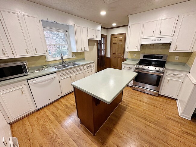 Building Photo - 5 Bed / 3 Bath Home with Finished Basement