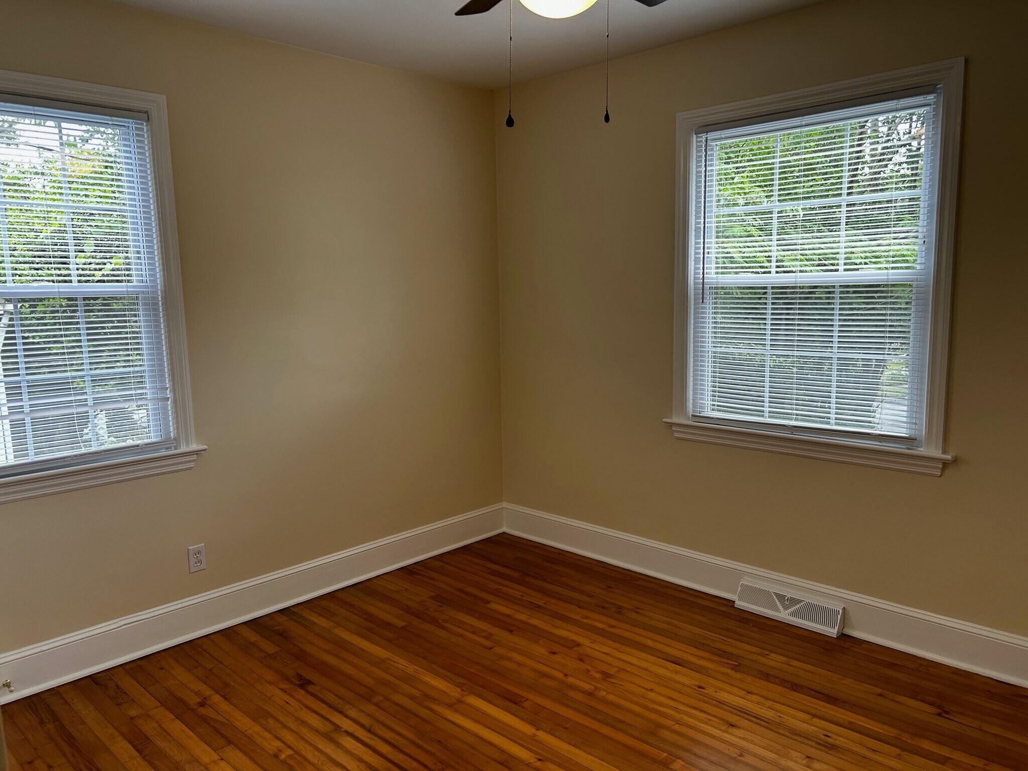 Building Photo - 423 E Radiance Dr