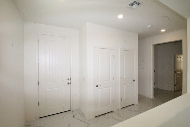Building Photo - 5523 W Monterey Dr