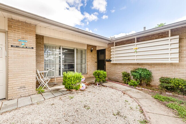 Building Photo - 359 Langton Dr