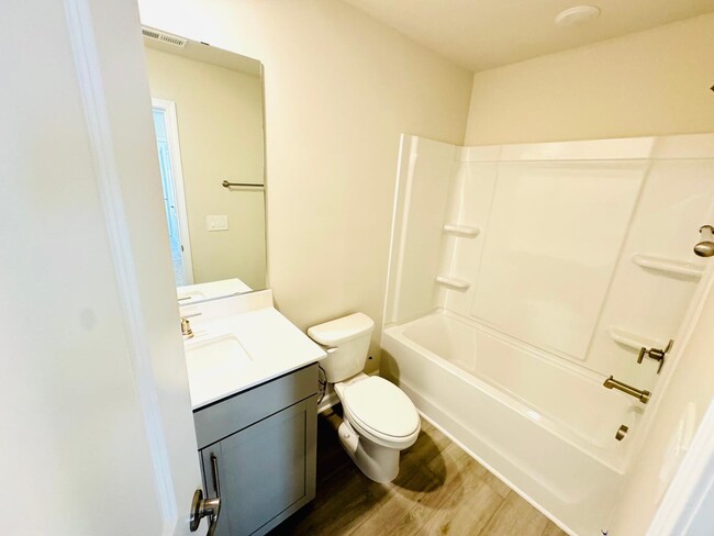 Building Photo - 4 Bedroom 3 Bath & Loft Single Family for ...