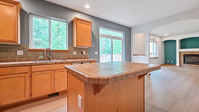 Building Photo - 5BR/3BA End Unit with Greenbelt View in Lynnwood with A/C!