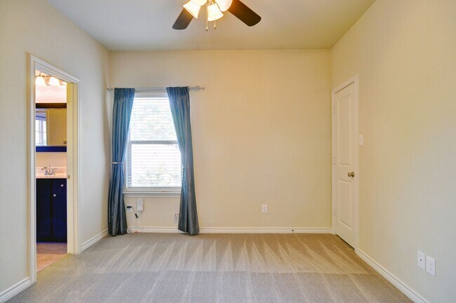 Building Photo - Monticello Townhome