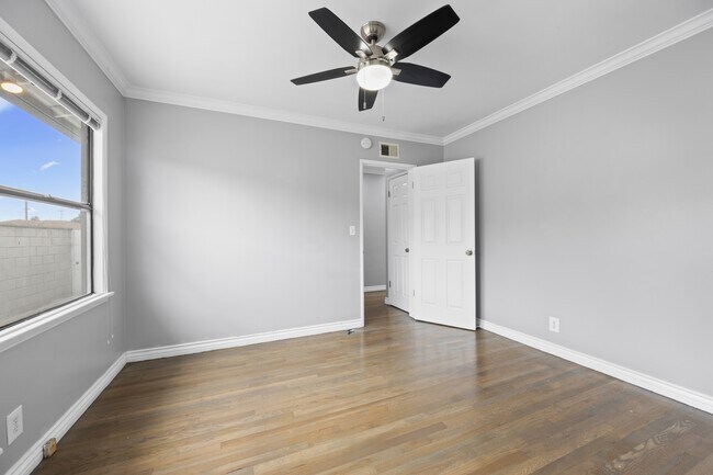 Building Photo - 13921 Daphne Ave