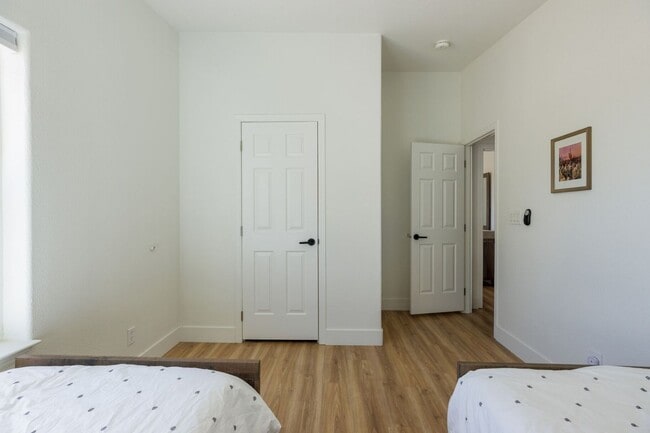 Building Photo - Beautiful 5 Bedroom 4 Bathroom with AMAZING VIEWS!!