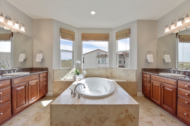 Building Photo - 4 Bed 5 Bath, Beautiful Home In Danville, With A Pool!