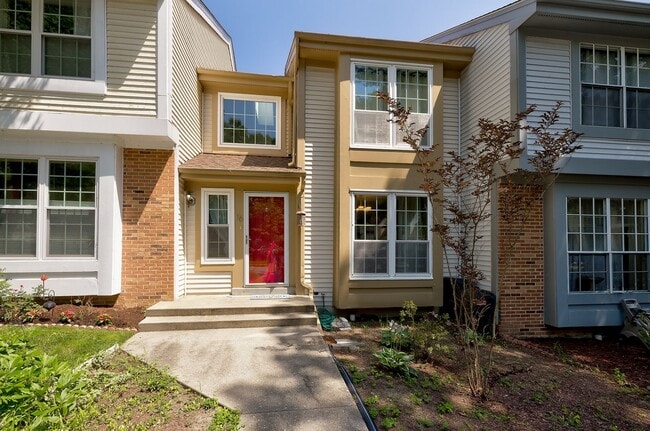 Building Photo - Charming Townhome Nestled in a Private Cul-de-Sac, Ready mid-August