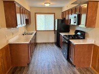 Building Photo - Cozy 2 Bedroom, 1 Bath Apartment with Balcony - Welcome Home!