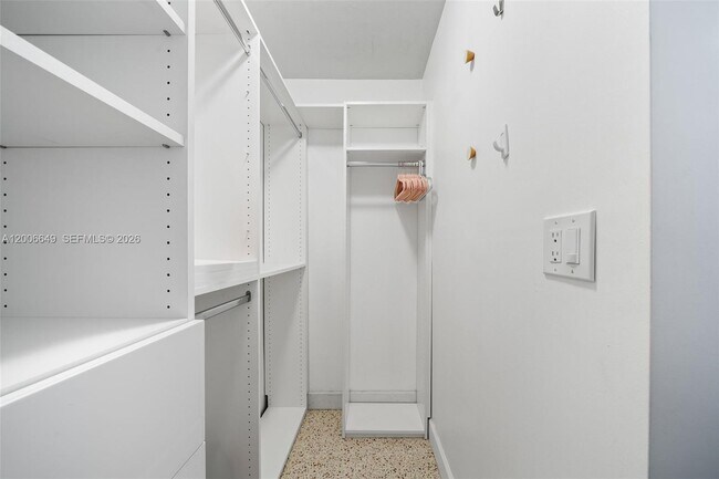 Building Photo - 930 N 11th Ct