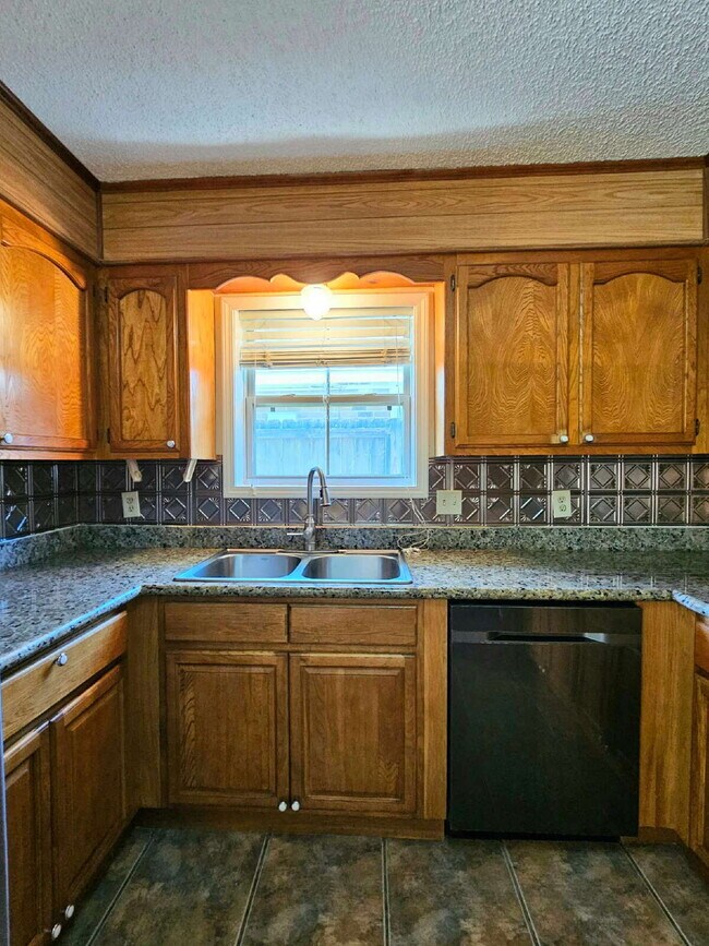 Building Photo - 4BR/2BA Single Family Home in Quiet Neighborhood