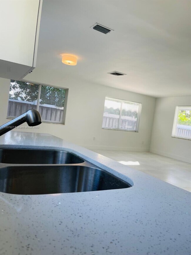 Building Photo - 1517 NE 110th St