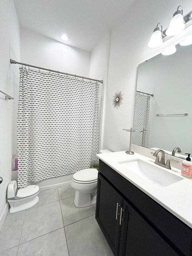 Building Photo - Elegant 5-Bedroom Pool Home for Rent in Sa...