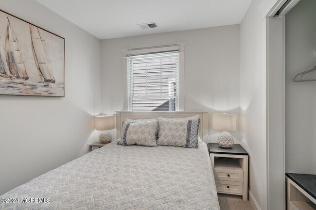 Building Photo - 19 Cummins St