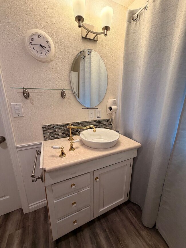 Building Photo - 4-Bedroom 4-Bathroom home with attached Studio apartment