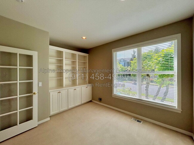 Building Photo - 820 NW Pebble Beach Way