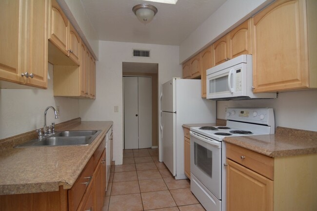 Building Photo - Charming 4 Bedroom 2 Bath Home! Great East...