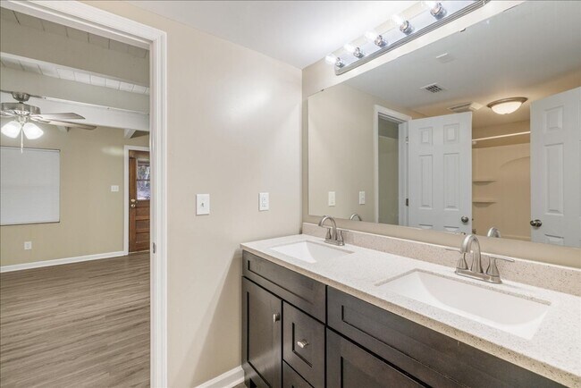 Building Photo - 207 Iris Cir