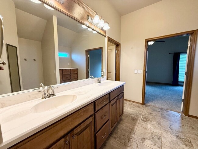 Building Photo - 706 Sedona Dr
