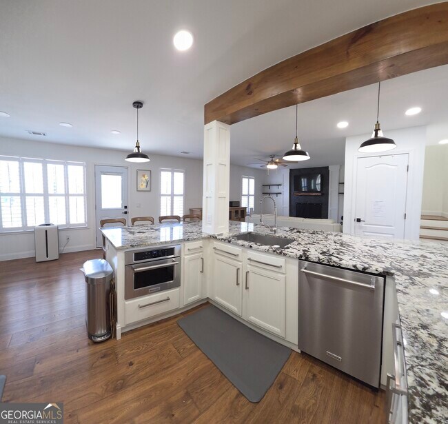 Building Photo - 1121 Vanessa Ave