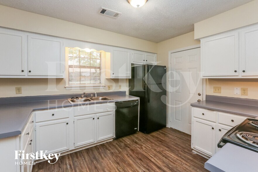 Building Photo - 3697 Beckman Dr