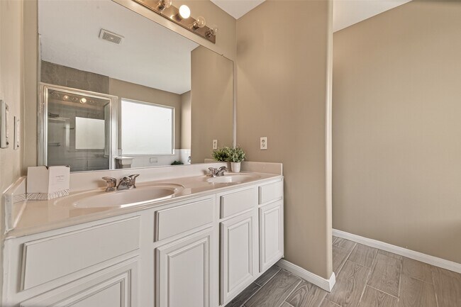 Building Photo - 17250 Cricketbriar Ct