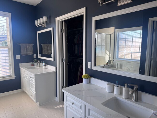 Building Photo - 4 Bedroom 2 Bath in Deer Creek