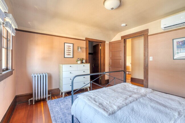 Building Photo - 2034 NE Flanders St