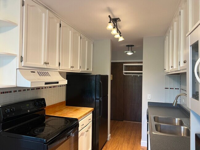Building Photo - 5500 Hillcrest Ln