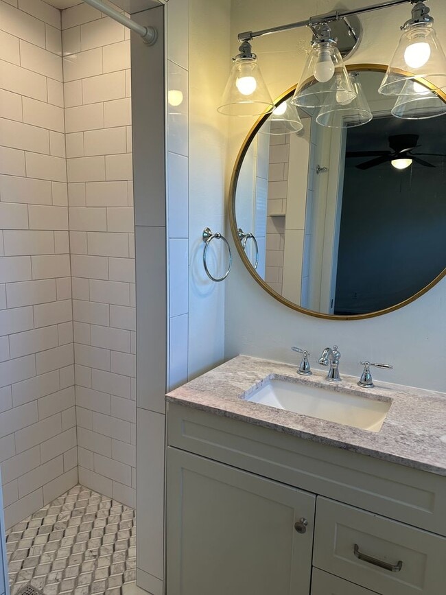 Building Photo - Newly Remodeled 5 Bed, 3 Bath Home – 2-Car...