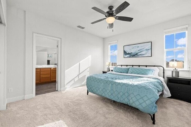 Building Photo - Beautiful Solar 3/2 located in Roseville! Across from Park! Gated Community!