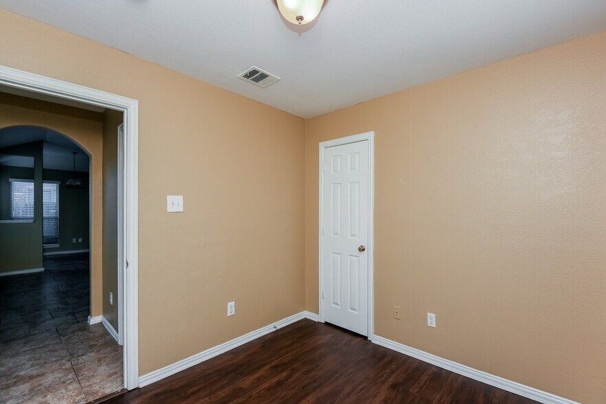 Building Photo - 1901 Belshire Ct