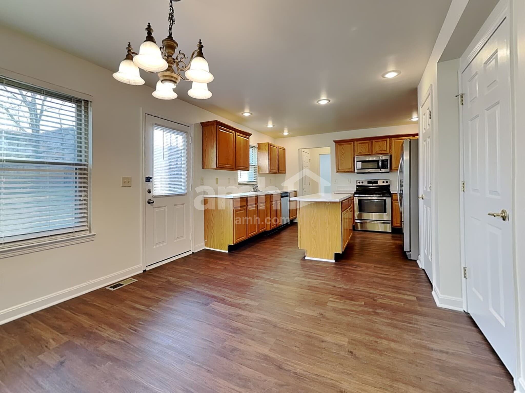 Building Photo - 8400 Woodcreek Dr