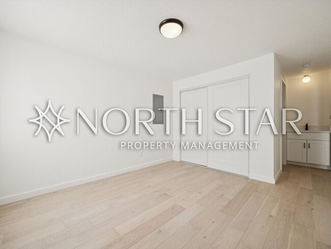 Building Photo - Remodeled Condo in the Heart of Old Town Lake Oswego