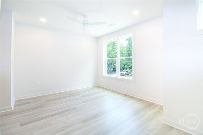 Building Photo - 240 Martha Dr