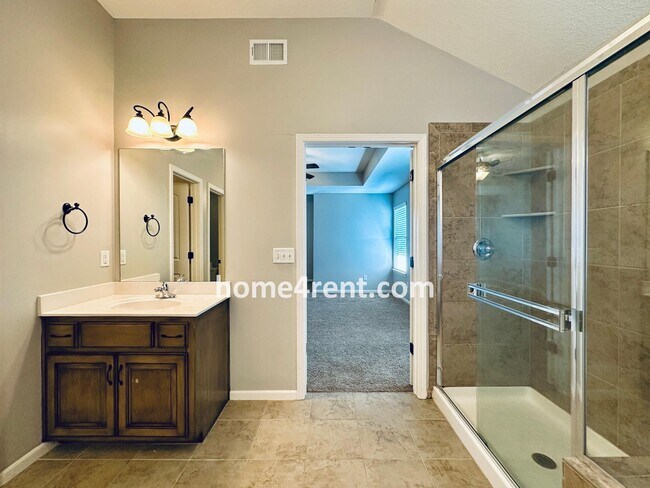 Building Photo - Gorgeous Olathe, 5 BR Home w/ Wood floors,...