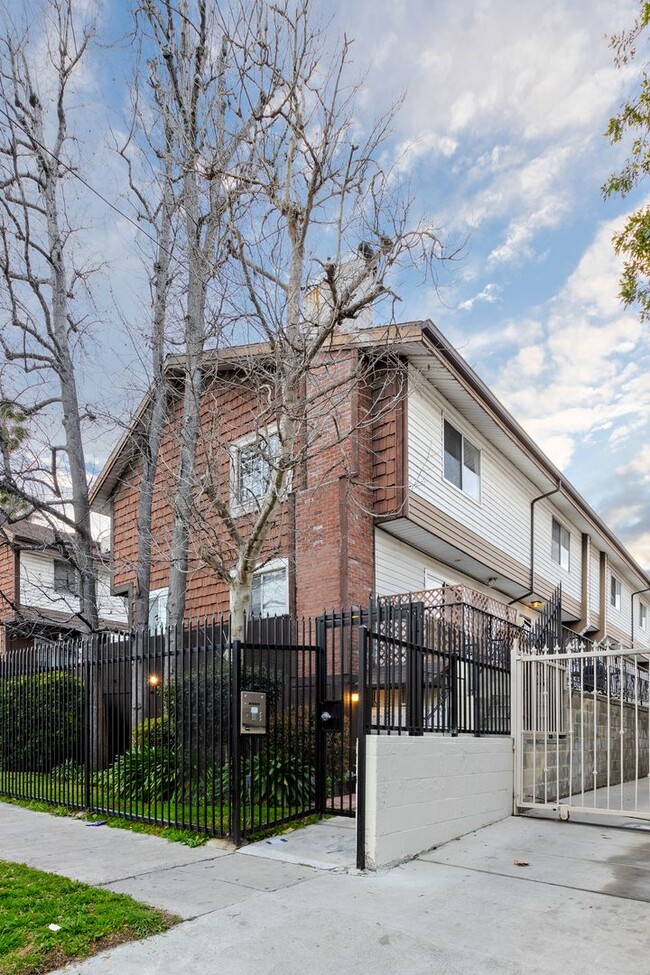 Building Photo - Charming Condo in Prime Reseda Location