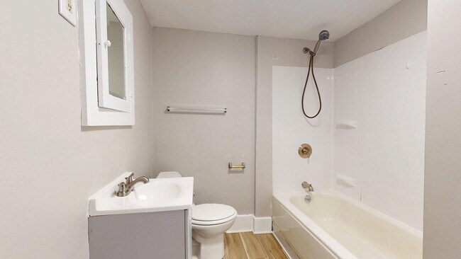 Building Photo - 1031 W.9th St.