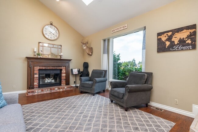 Building Photo - Spacious and Beautiful Home with Private Apartment!