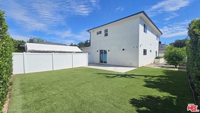 Building Photo - 15224 W Holyland Dr