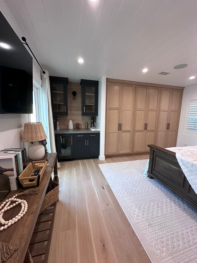 Building Photo - 2055 W 185th St