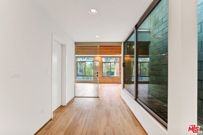 Building Photo - 6615 Melrose Ave