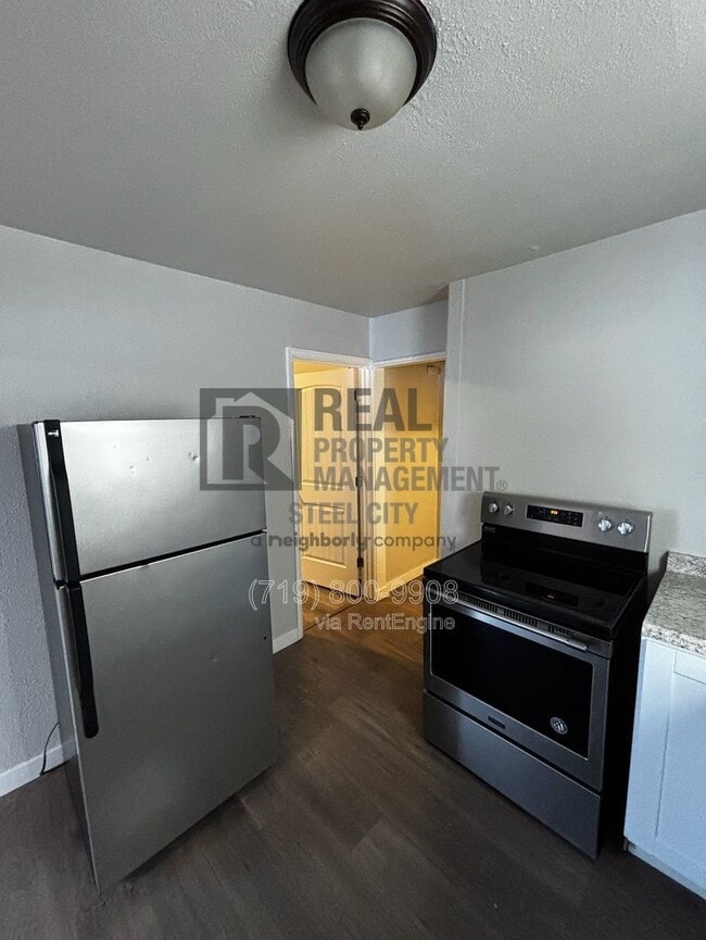 Building Photo - 1428 E Orman Ave